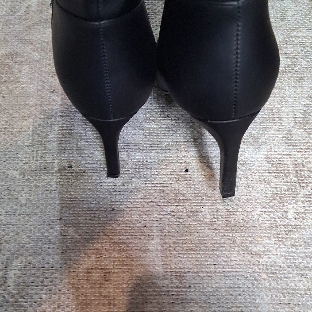 Elegant Black Heeled Boots - Picture 4 of 7